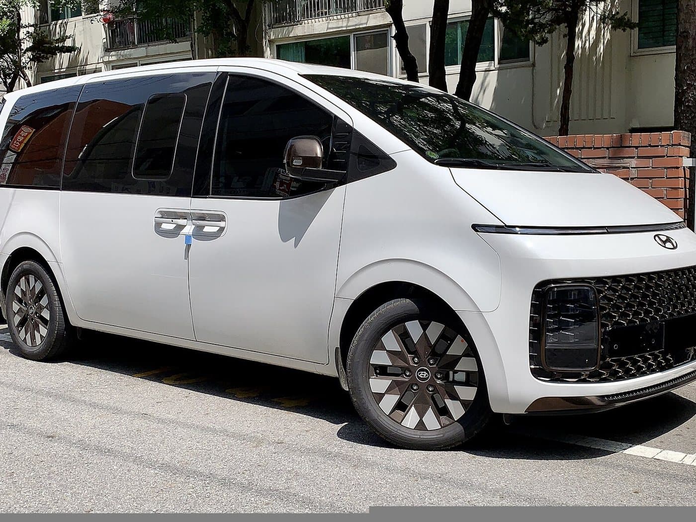 Hyundai Staria, white 7-seat people carrier